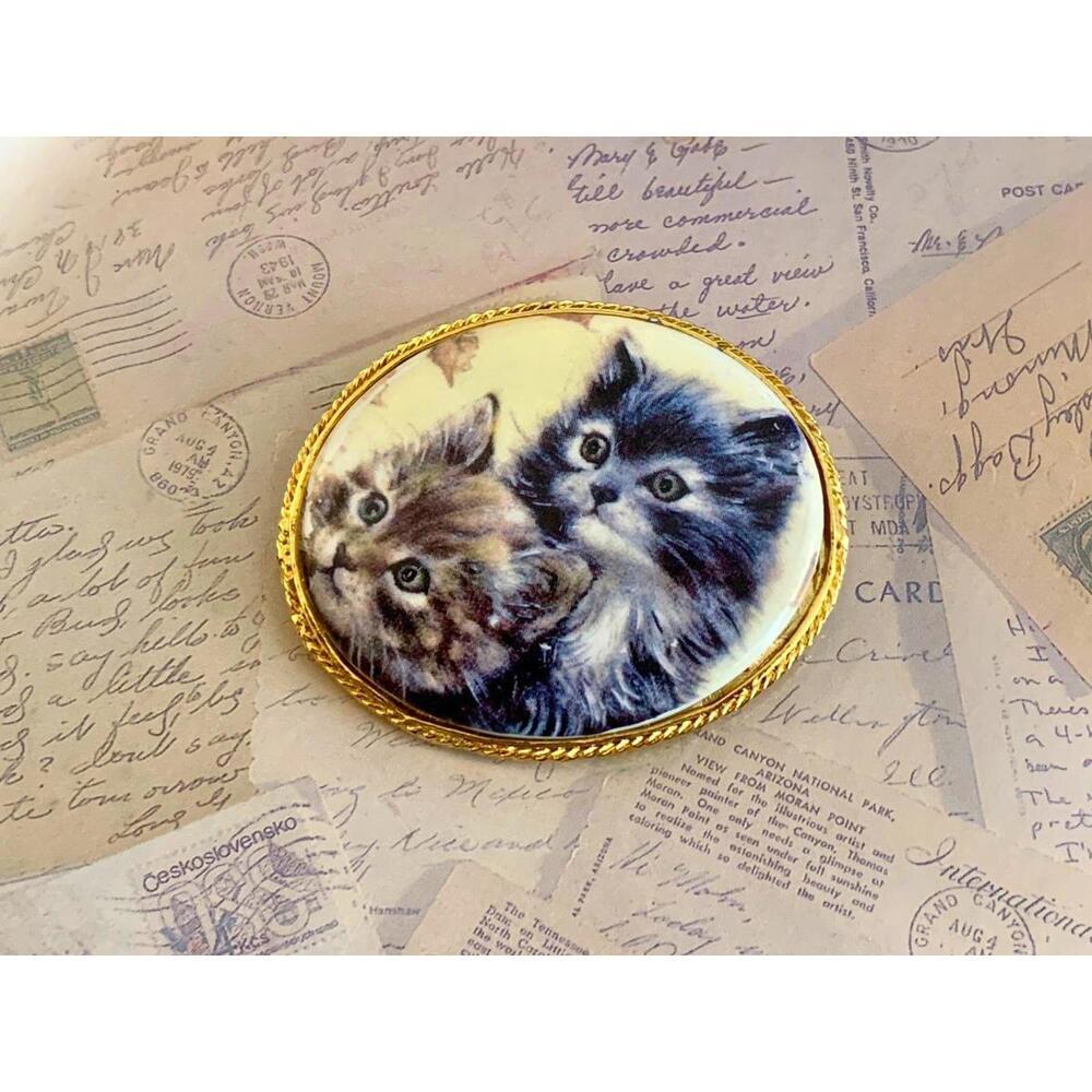 Beautiful Feline Cat Brooch - Statement Animal Pin